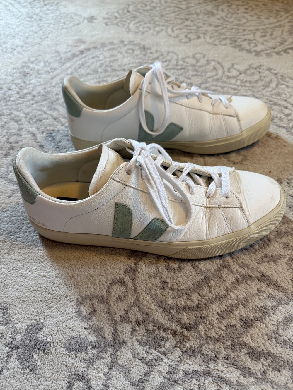 Veja Campo in White Matcha